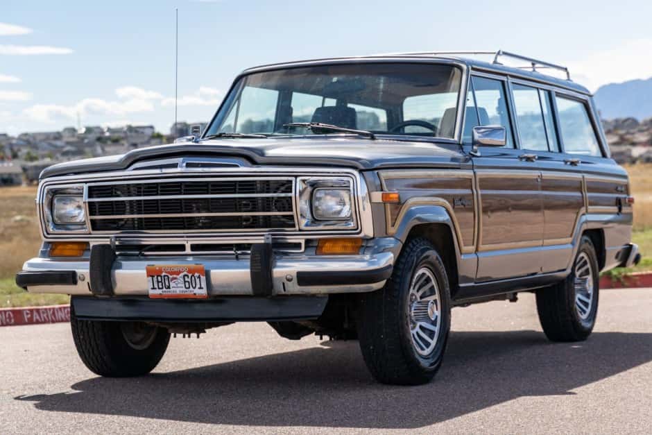 1991 Jeep SJ Grand Wagoneer sold for $17,600