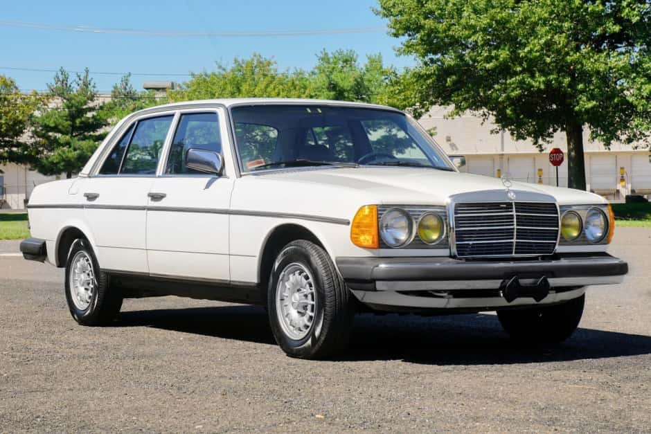 1982 Mercedes-Benz W123 sold for $11,850
