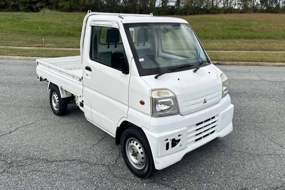 2000 Mitsubishi Minicab sold for $5,351