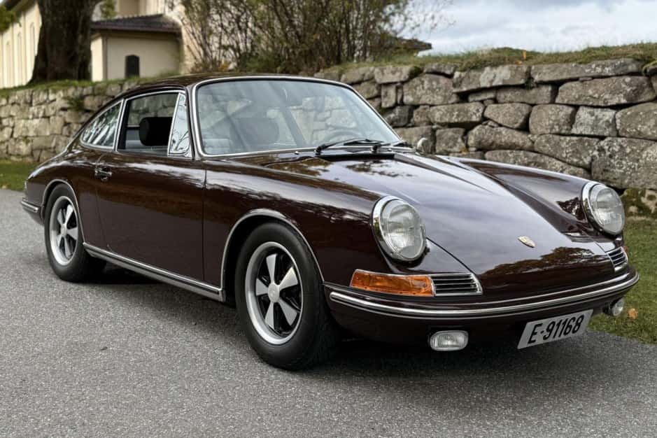 1968 Porsche SWB 911 (1965-1968) sold for $121,000