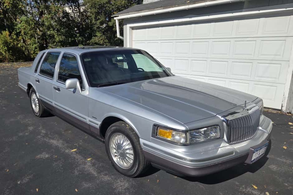 1995 Lincoln Town Car sold for $5,013
