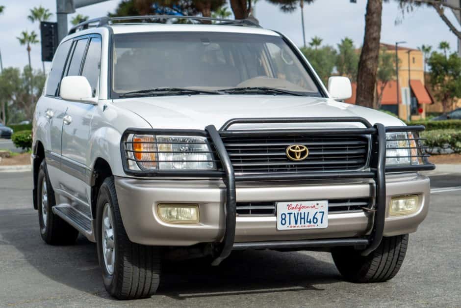 2000 Toyota Land Cruiser 100-Series sold for $14,700