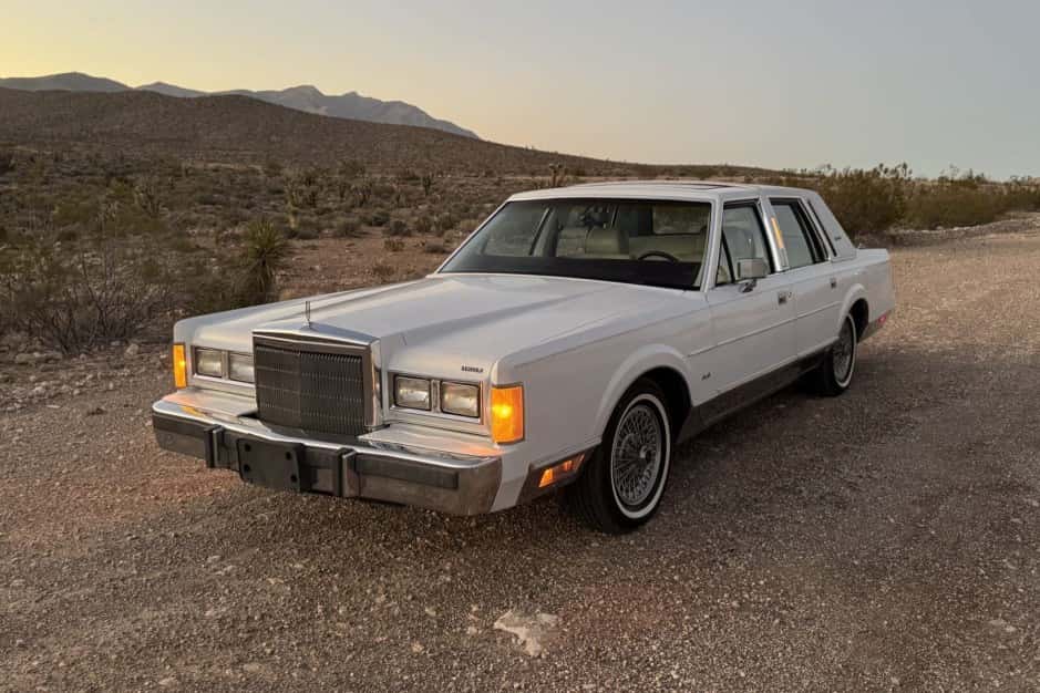 1988 Lincoln Town Car sold for $4,759