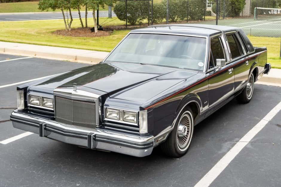 1984 Lincoln Town Car sold for $4,251