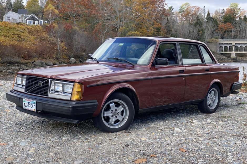 1985 Volvo 240 sold for $6,100