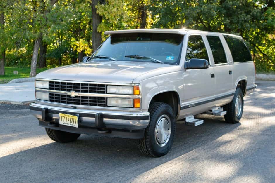 1993 Chevrolet Suburban (GMT400 1992-1999) sold for $10,250
