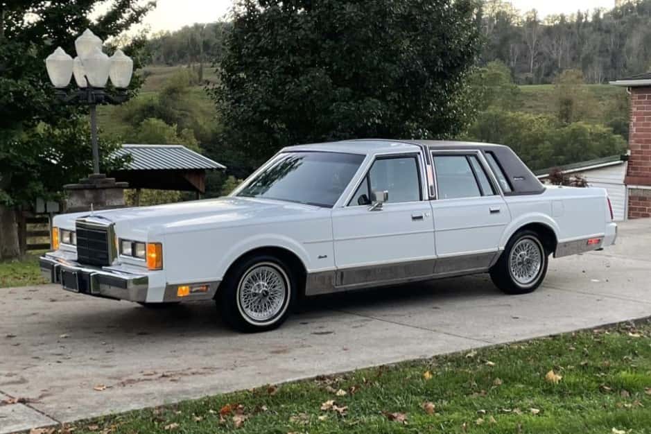 1989 Lincoln Town Car sold for $5,500