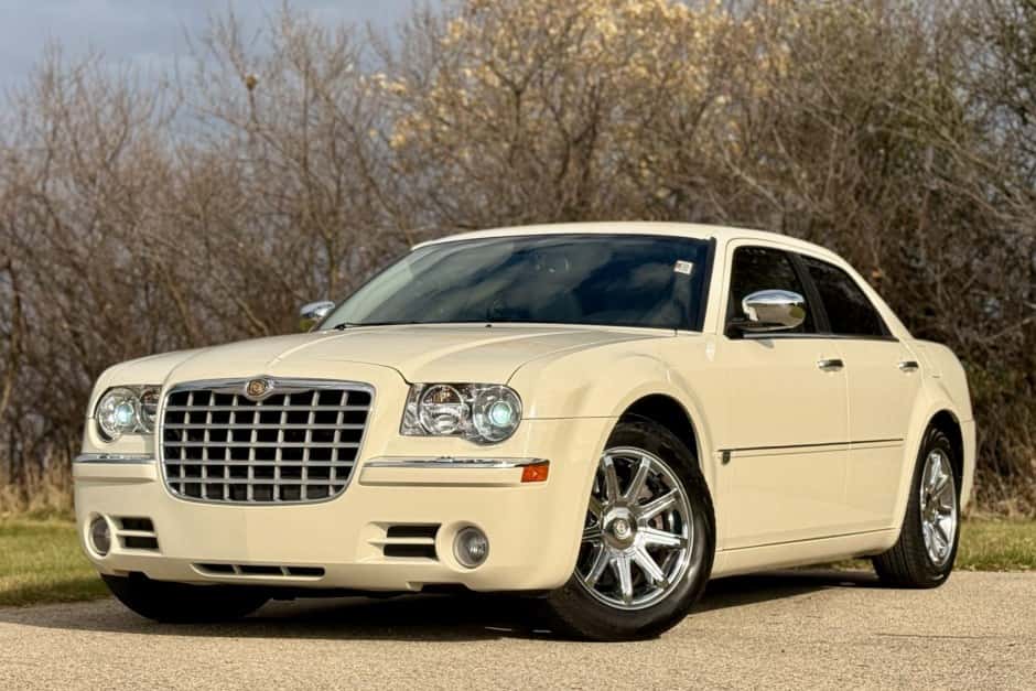 2006 Chrysler 300 (2005-2023) sold for $18,505