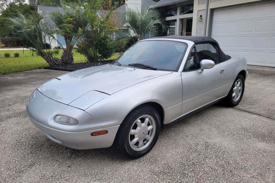 1990 Mazda NA MX-5 Miata sold for $8,100