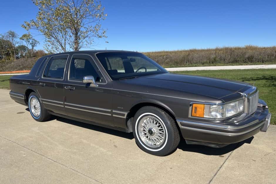 1991 Lincoln Town Car sold for $7,000