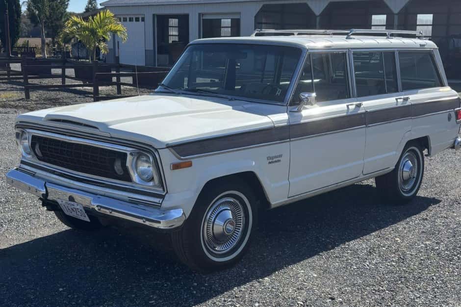 1976 Jeep SJ Wagoneer sold for $18,500