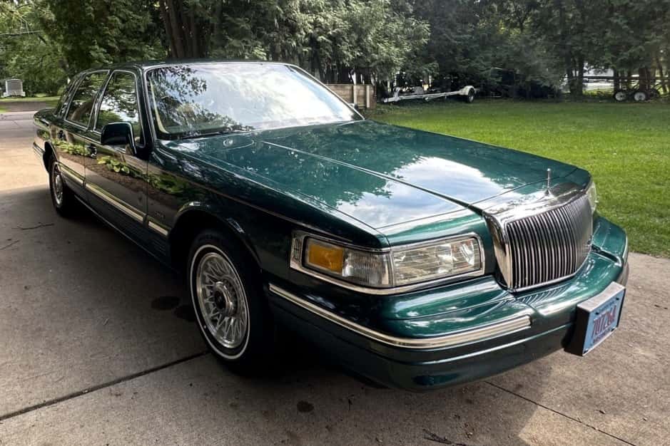 1995 Lincoln Town Car sold for $6,500