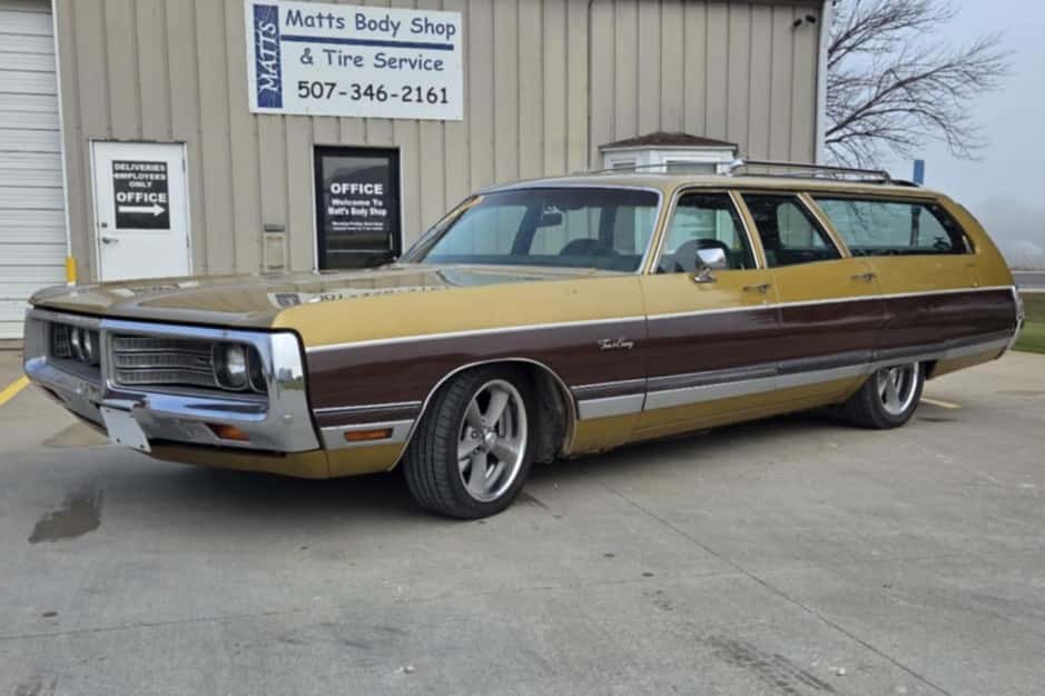 1972 Chrysler Town & Country sold for $8,800