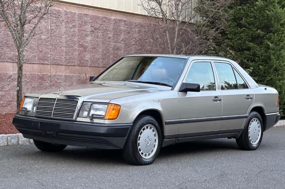 1987 Mercedes-Benz W124 E-Class sold for $17,000