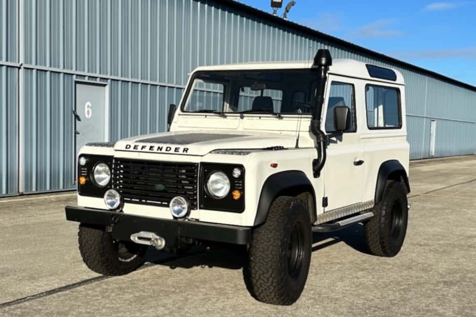 1994 Land Rover 90 / Defender 90 (Euro Spec) sold for $26,000