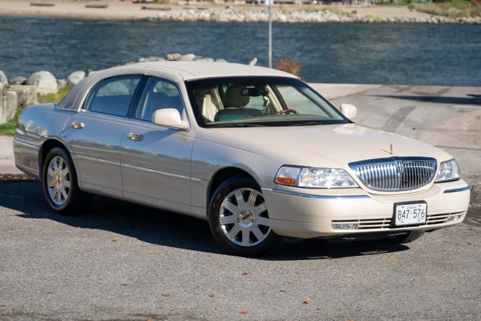 2003 Lincoln Town Car sold for $10,500
