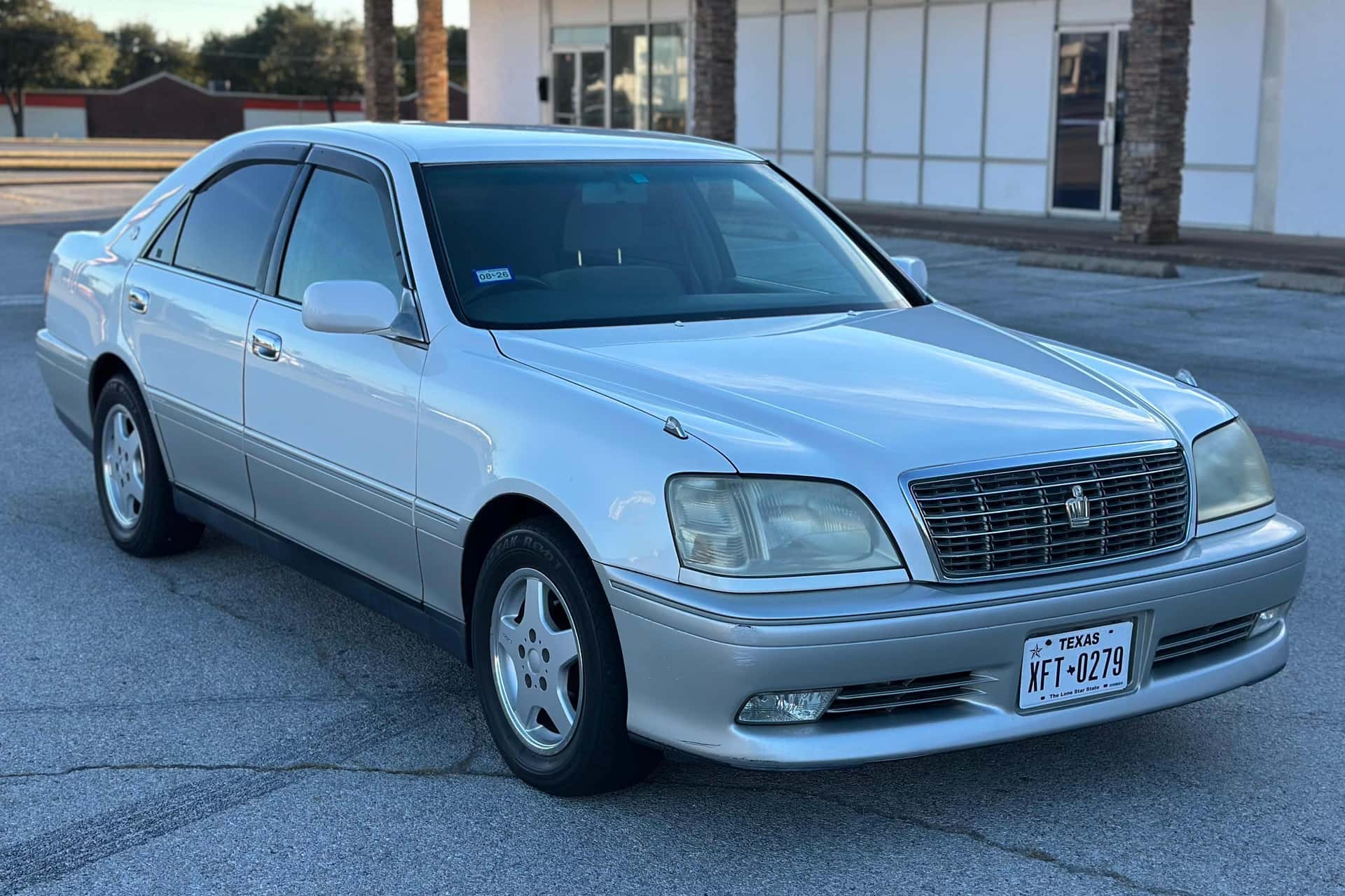 2000 Toyota Crown sold for $8,100