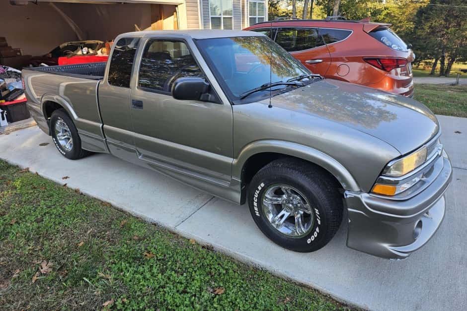 2001 Chevrolet S-10 (1994-2004) sold for $2,766