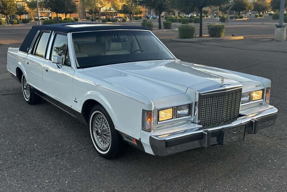 1987 Lincoln Town Car sold for $10,512