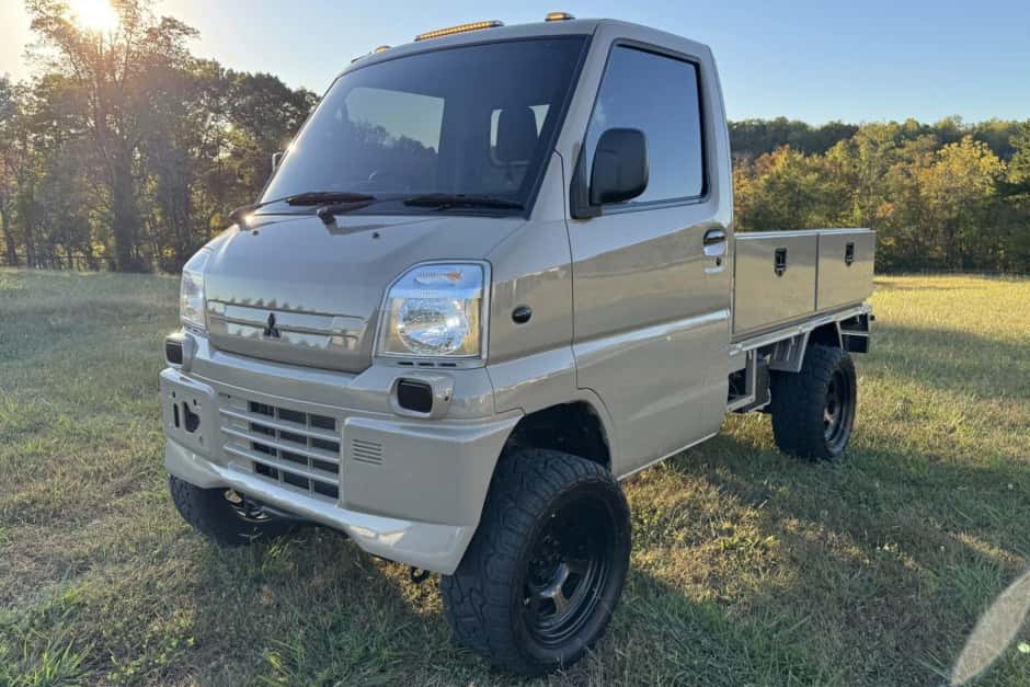 1999 Mitsubishi Minicab sold for $15,555