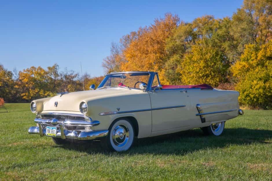 1953 Ford Crestline sold for $12,250