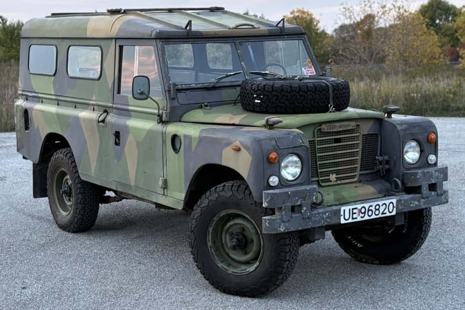 1974 Land Rover Series 109 sold for $9,450