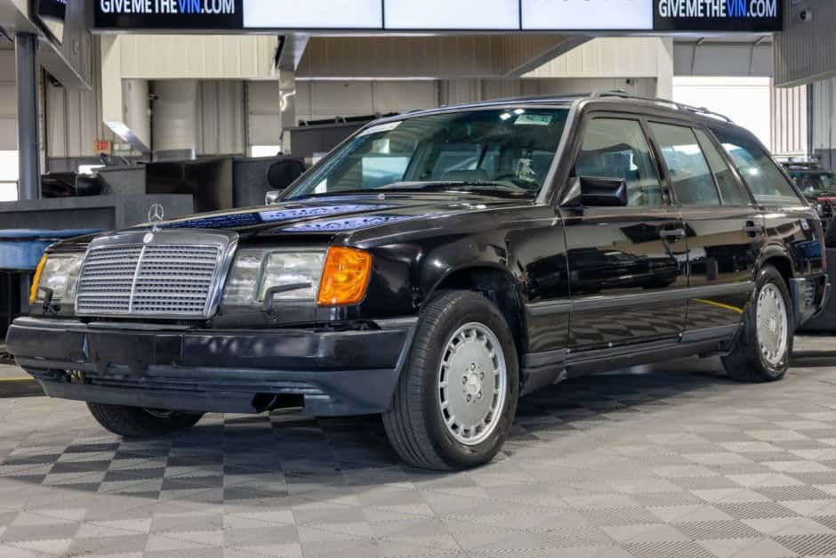 1989 Mercedes-Benz W124 E-Class sold for $2,000