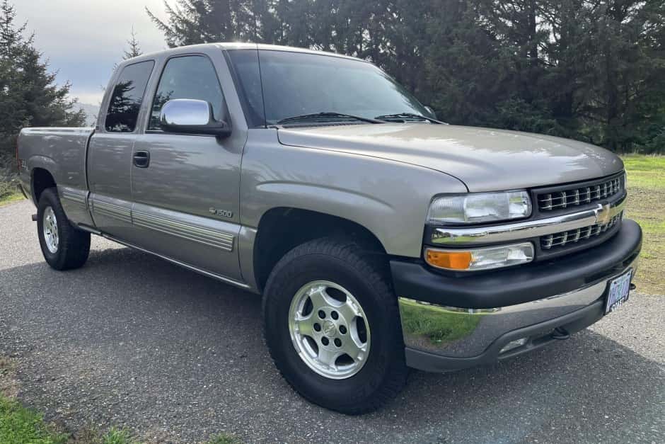 2001 Chevrolet Silverado GMT800 (1999-2007) sold for $15,750