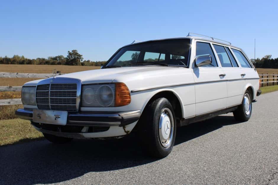 1981 Mercedes-Benz W123 sold for $8,400