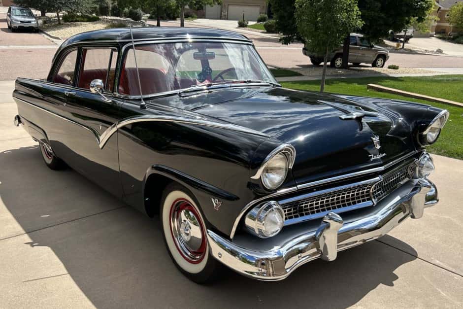 1955 Ford Customline sold for $8,301