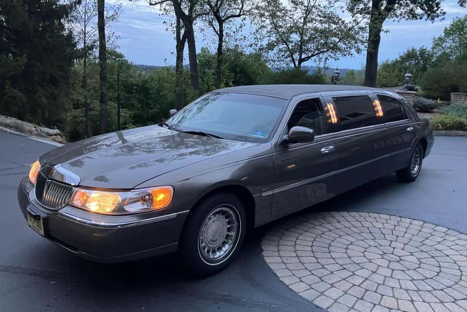 2000 Lincoln Town Car sold for $14,250