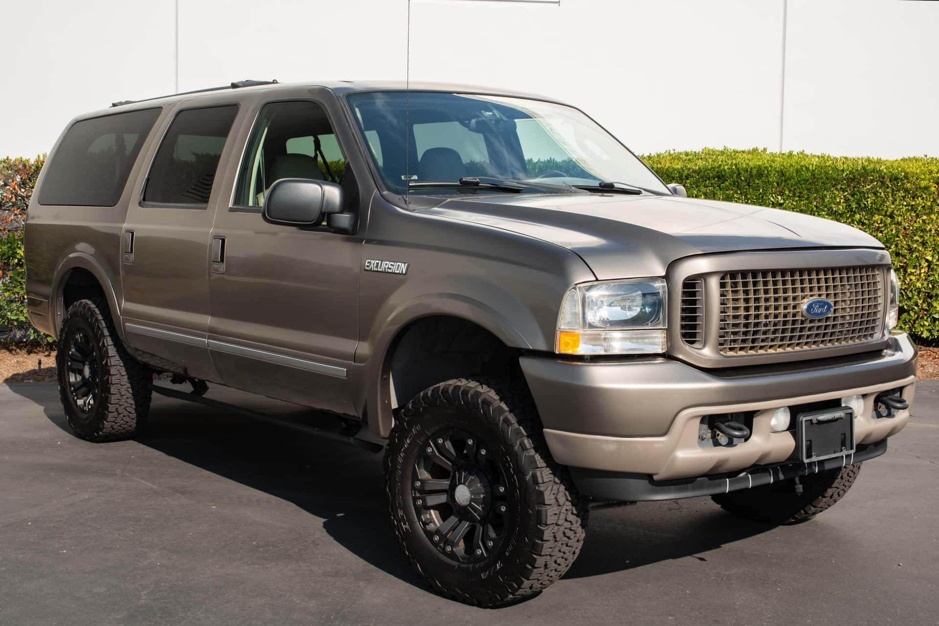 2004 Ford Excursion sold for $30,500