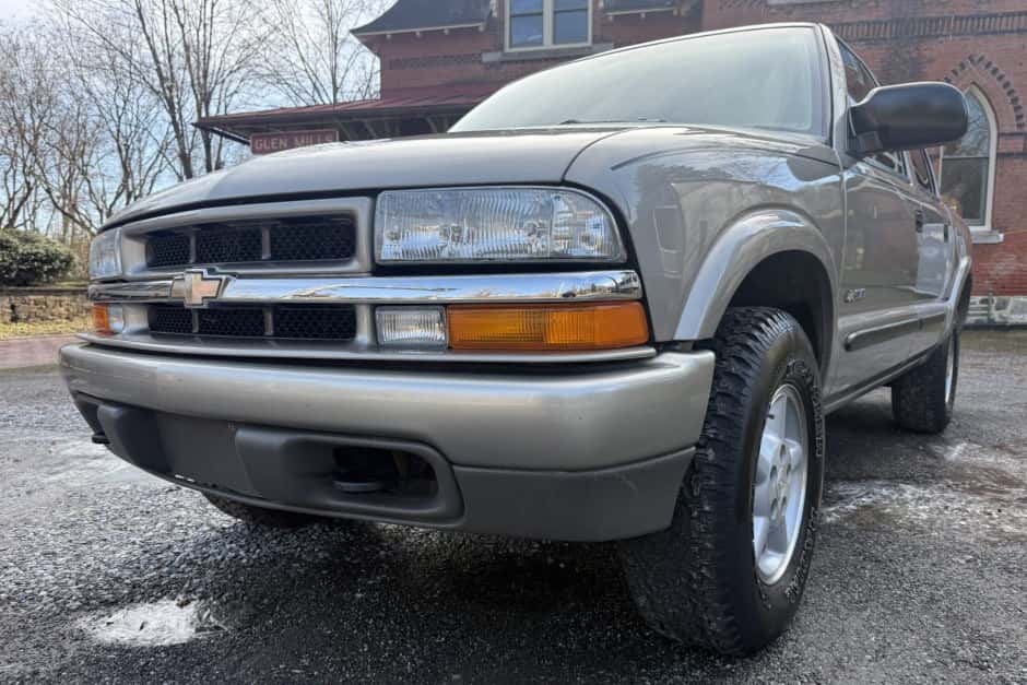 2004 Chevrolet S-10 (1994-2004) sold for $9,500