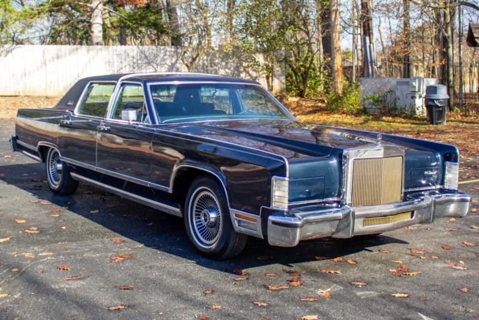 1979 Lincoln Town Car sold for $5,600