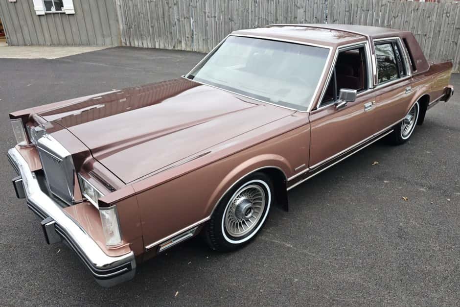 1983 Lincoln Town Car sold for $10,250