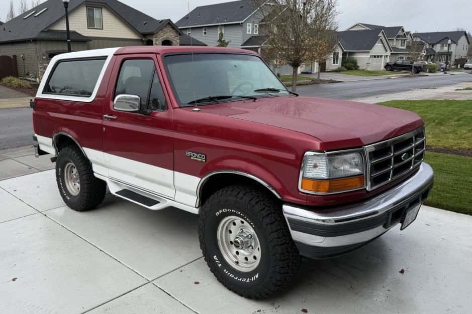 1994 Ford Bronco 4th-5th Generations 1987-1996 sold for $10,450