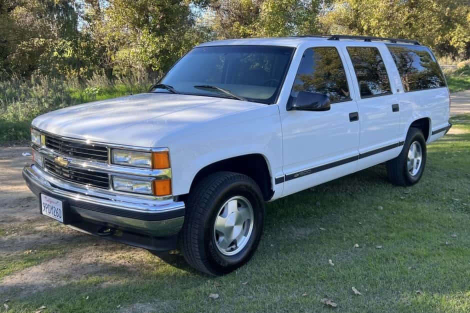 1998 Chevrolet Suburban (GMT400 1992-1999) sold for $13,750