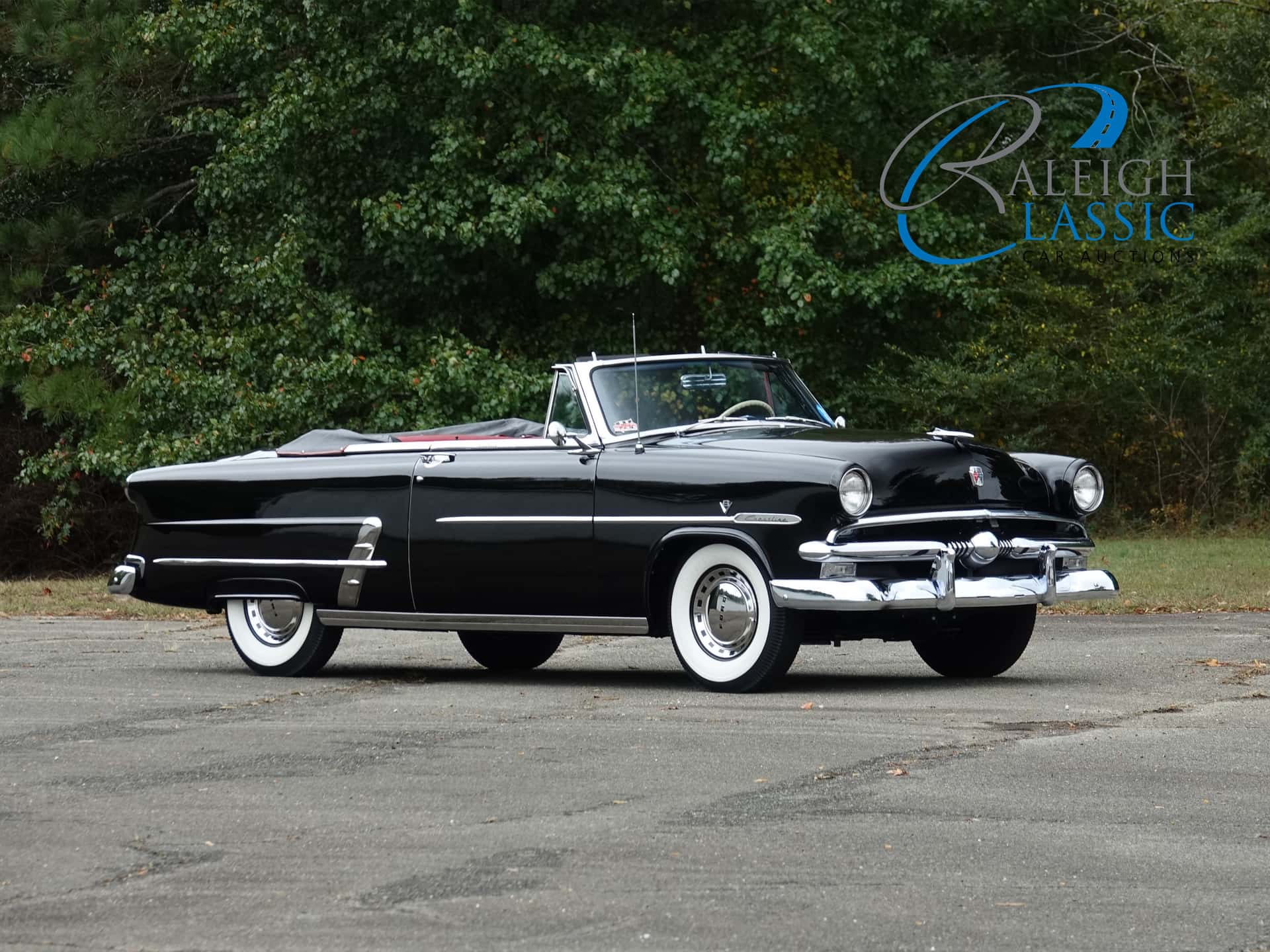 1953 Ford Crestline sold for $34,550