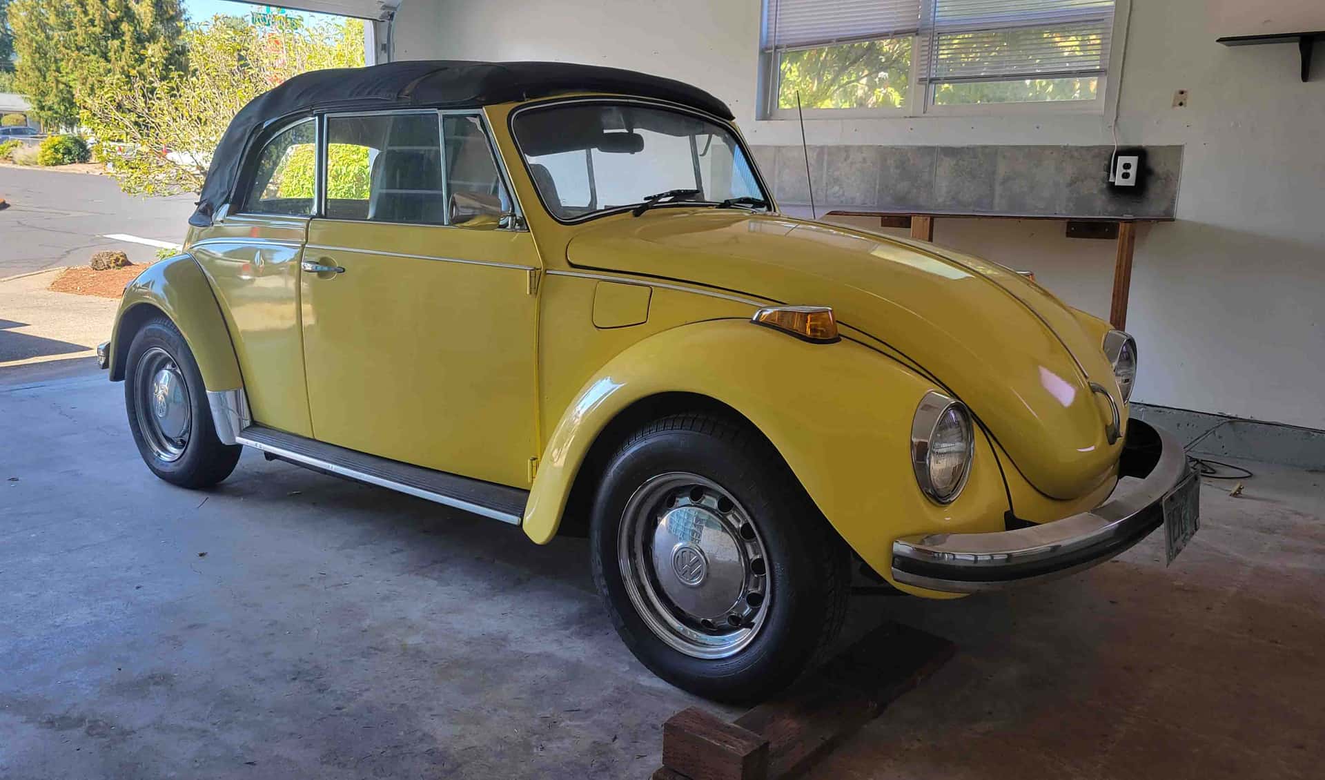 1971 Volkswagen Super Beetle sold for $2,200