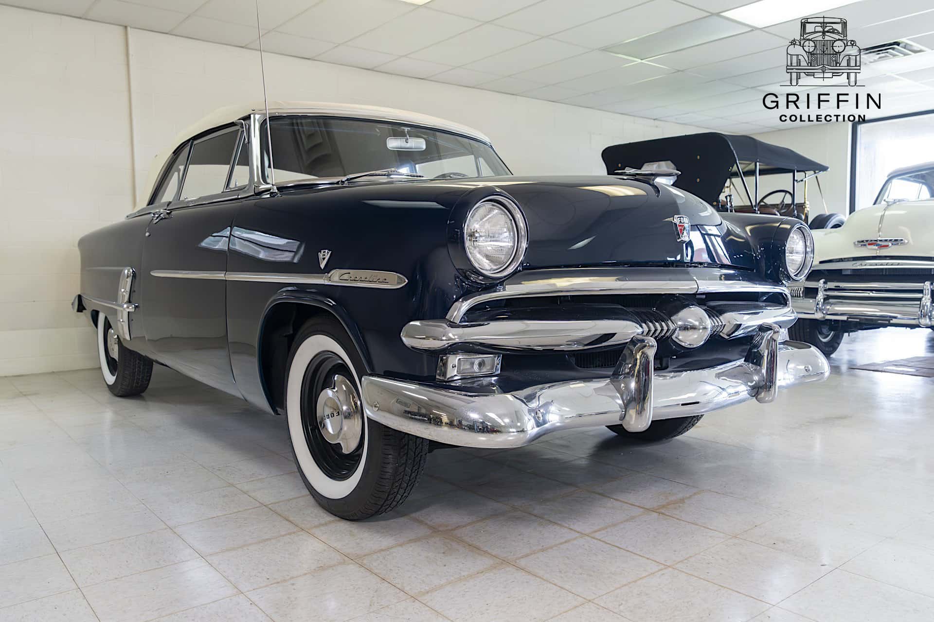1953 Ford Crestline sold for $18,050