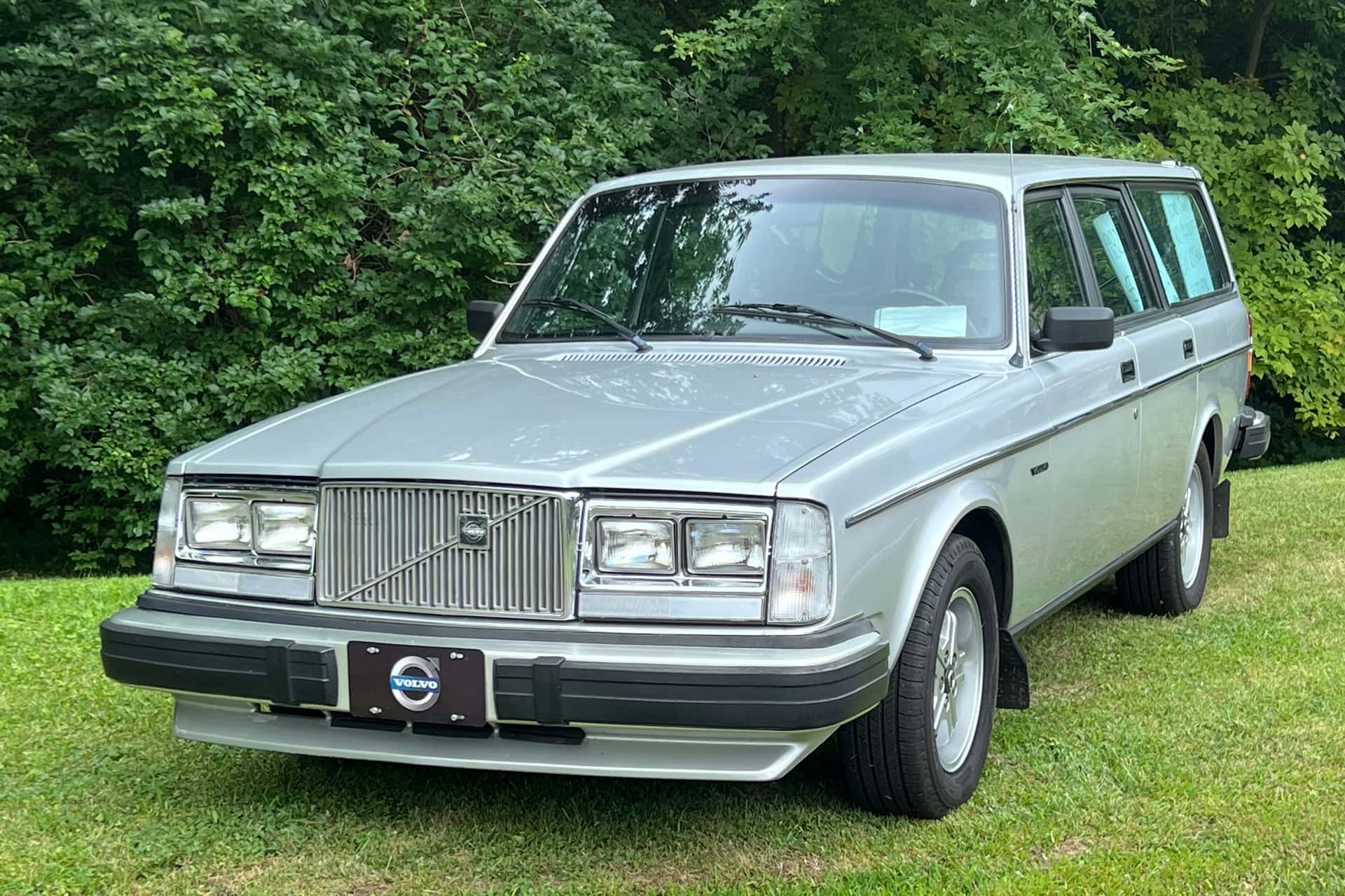 1982 Volvo 245 sold for $5,200