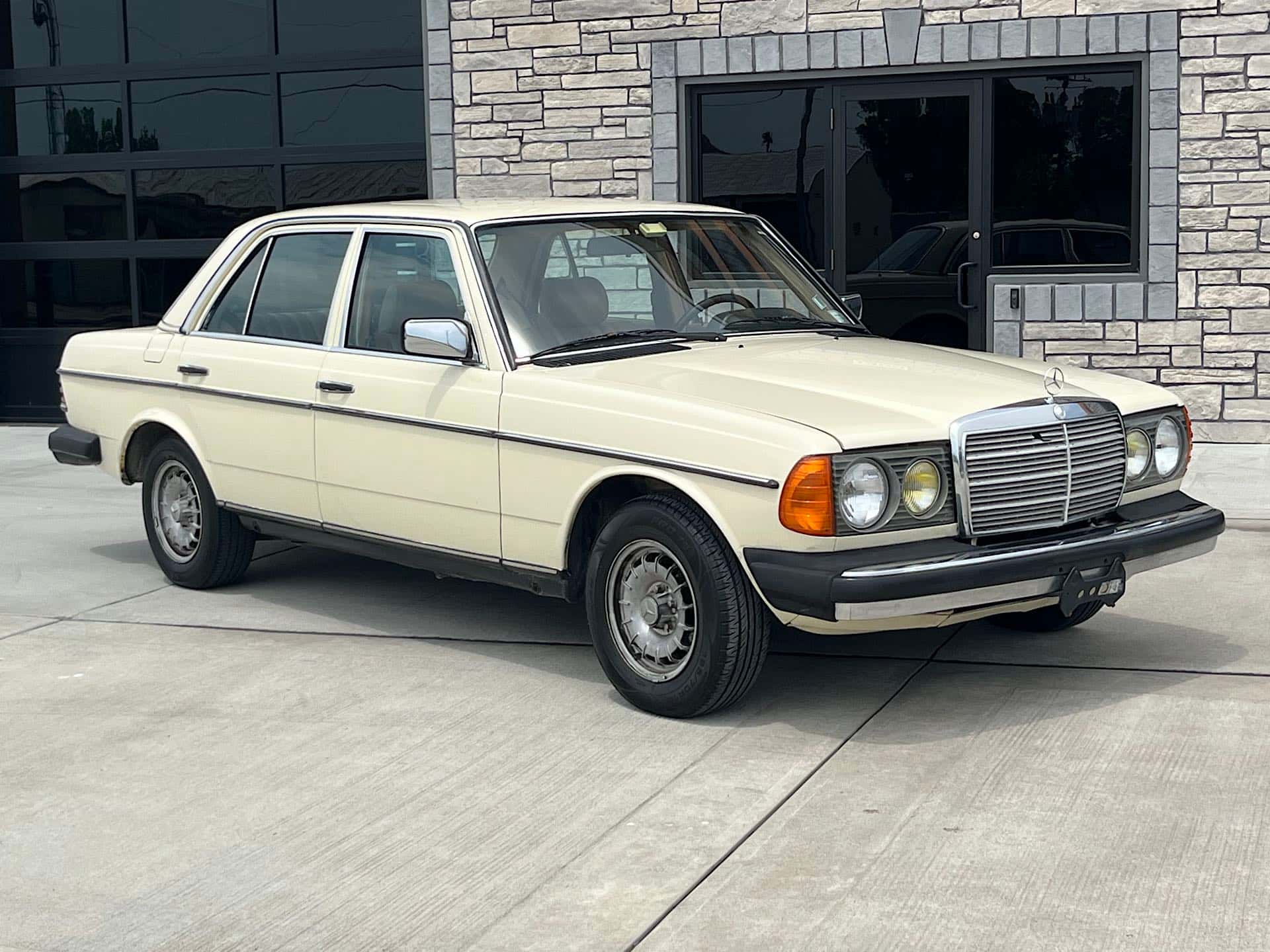 1983 Mercedes-Benz 300 D Turbodiesel sold for $3,777