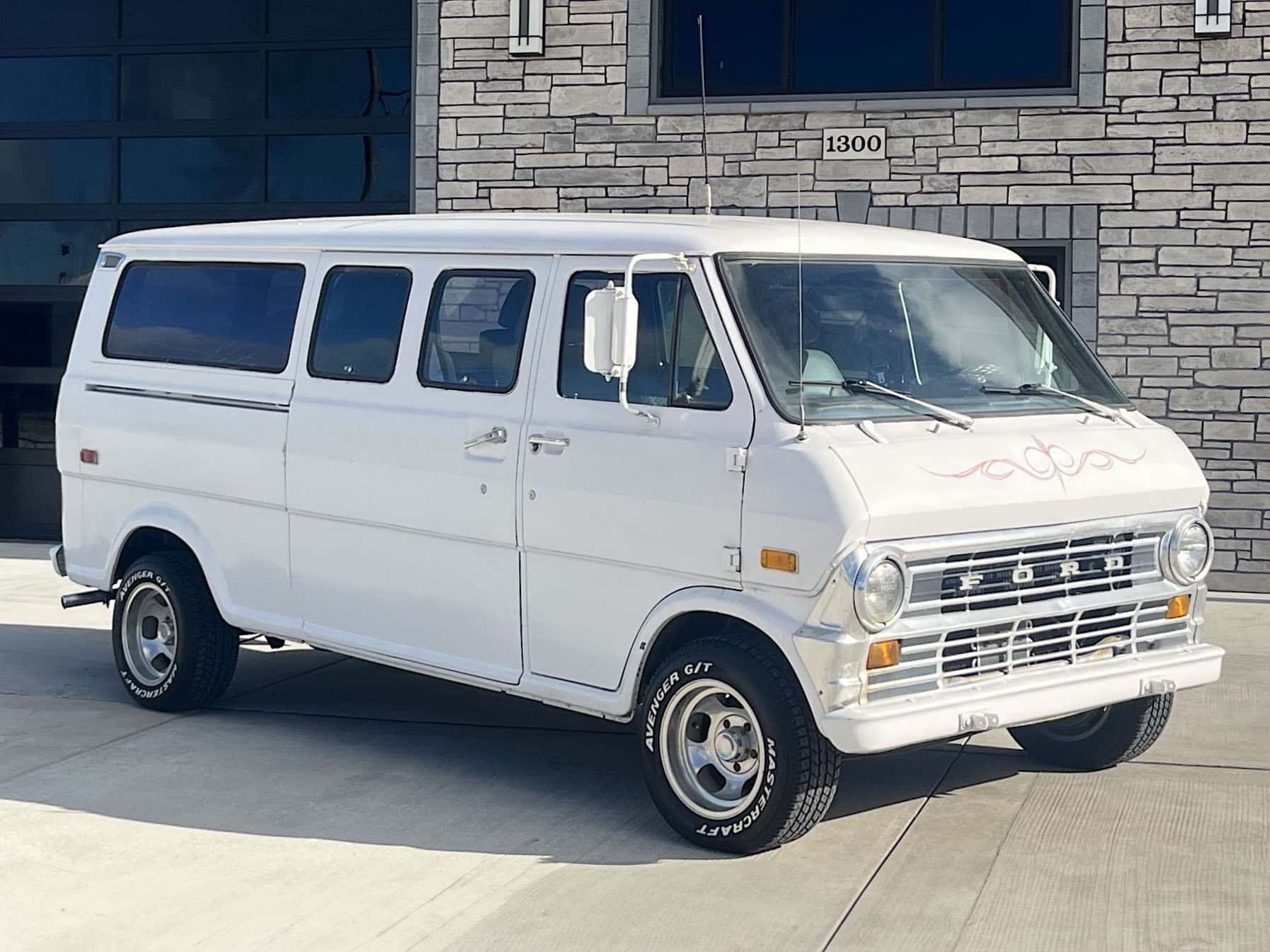 1972 Ford E-200 Econoline sold for $3,550