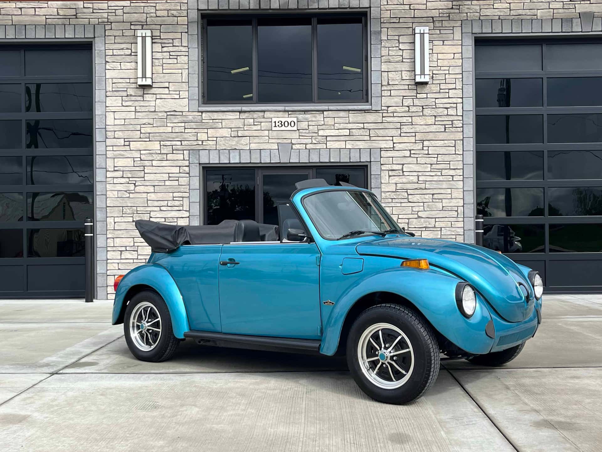 1976 Volkswagen Super Beetle sold for $7,250