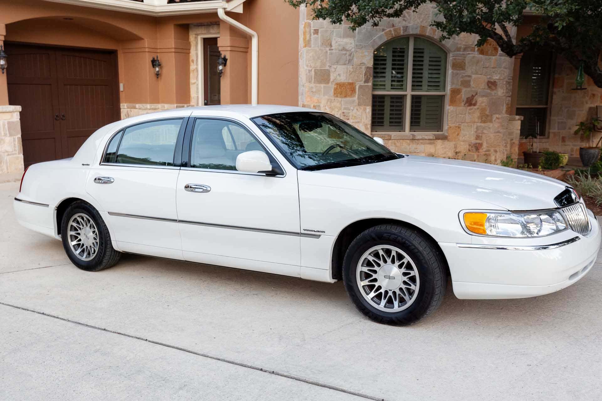 2000 Lincoln Town Car sold for $8,750