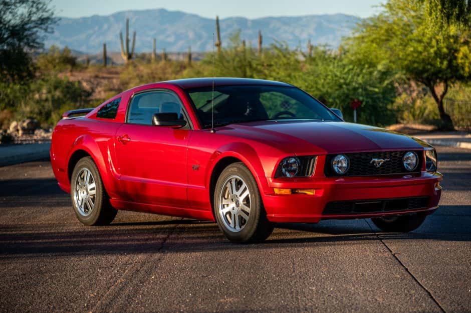 2005 Ford Mustang S197 2005-2014 sold for $16,000