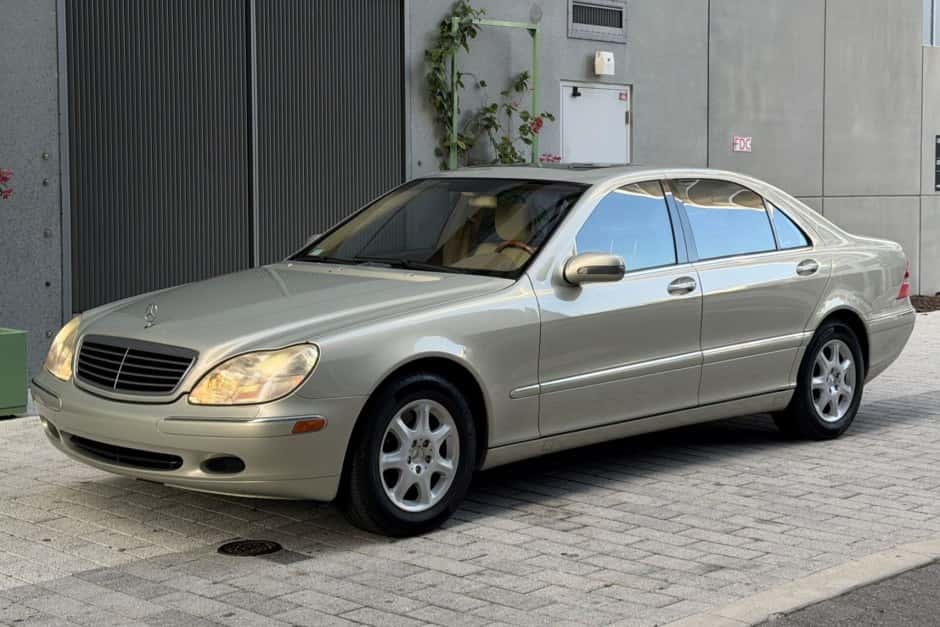 2001 Mercedes-Benz W220 S-Class sold for $7,000