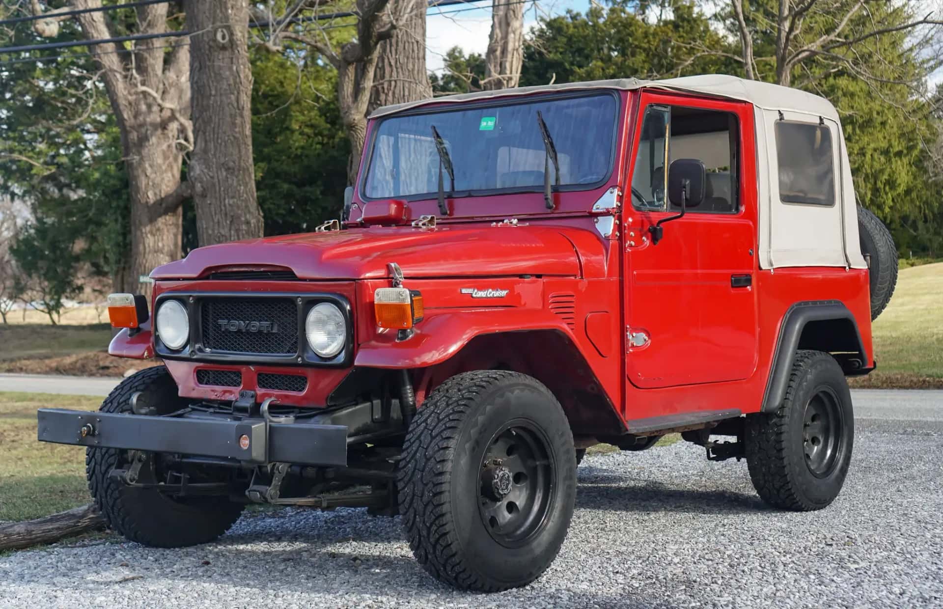 1982 Toyota FJ40 Land Cruiser sold for $8,250