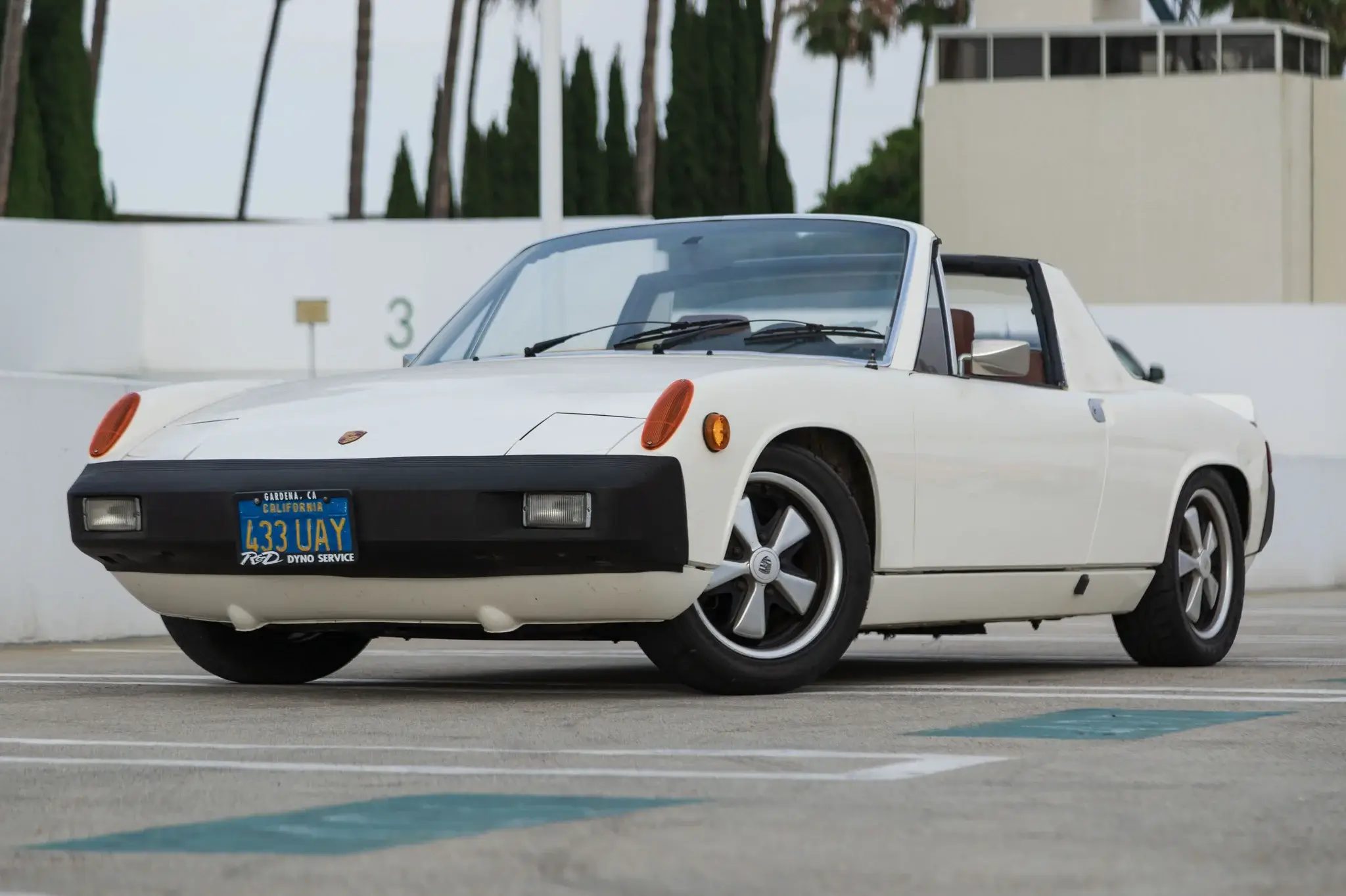 1975 Porsche 914 sold for $11,914