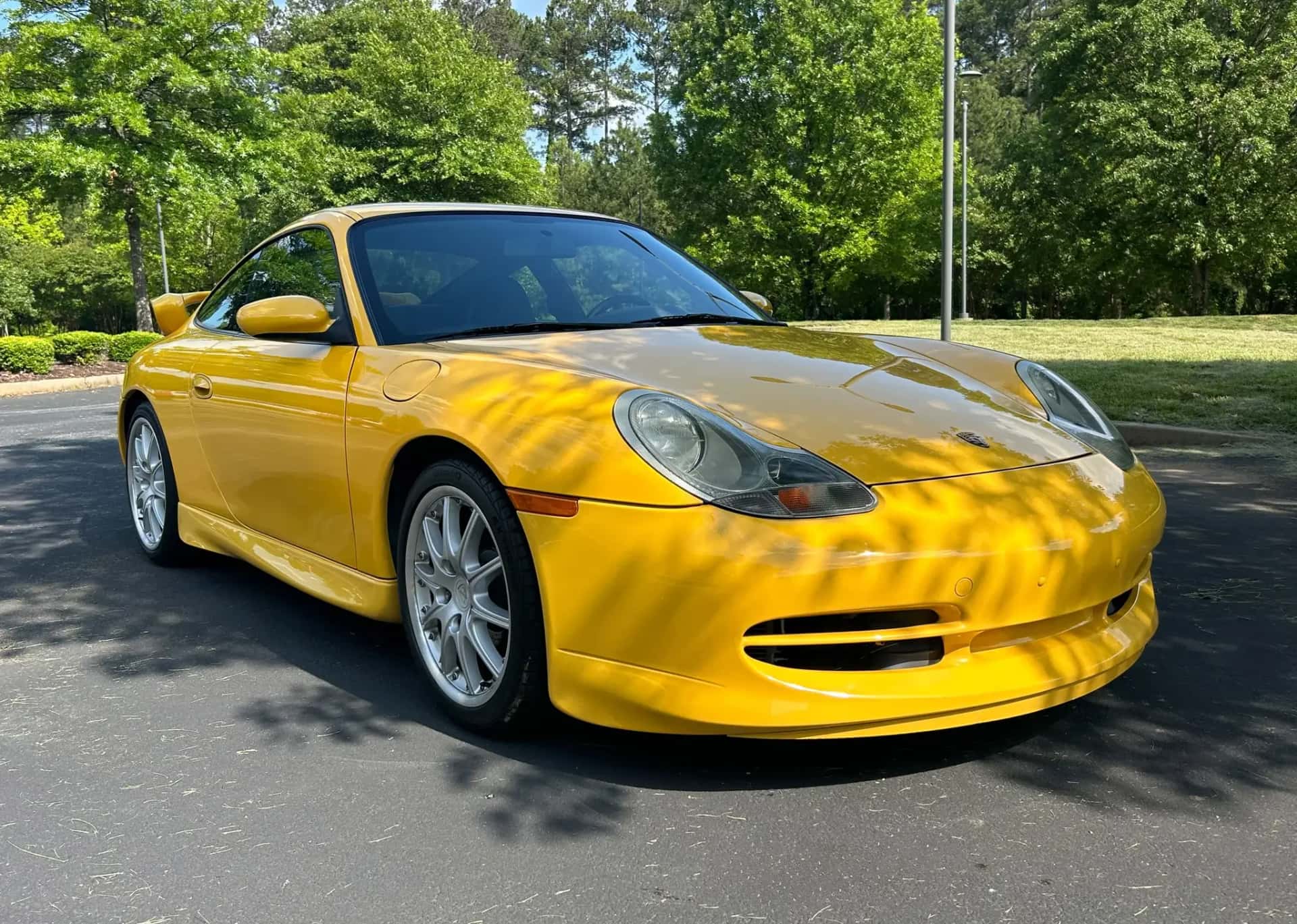 2000 Porsche 911 Carrera sold for $36,000